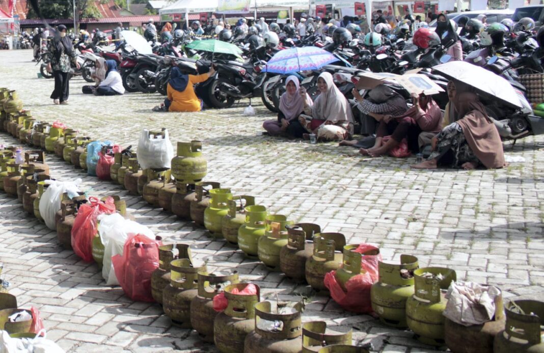 Sejumlah masyarakat antre untuk membeli gas elpiji pada acara Pasar Tani, di Lampineung, Kota Banda Aceh, Rabu (17/9).