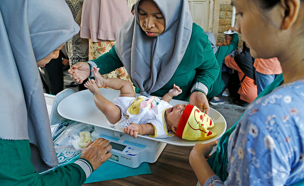 Sejumlah balita mendapatkan pemeriksaan kesehatan gratis hingga imunisasi lengkap, di Posyandu Keluarga Garuda 06, Kelurahan Tegalsari, Surabaya, Jawa Timur, Senin (15/9).
