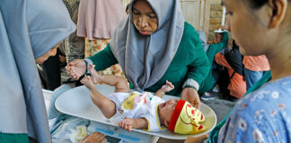 Sejumlah balita mendapatkan pemeriksaan kesehatan gratis hingga imunisasi lengkap, di Posyandu Keluarga Garuda 06, Kelurahan Tegalsari, Surabaya, Jawa Timur, Senin (15/9).