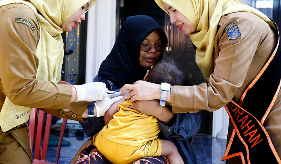 Sejumlah balita mendapatkan pemeriksaan kesehatan gratis hingga imunisasi lengkap, di Posyandu Keluarga Garuda 06, Kelurahan Tegalsari, Surabaya, Jawa Timur, Senin (15/9).