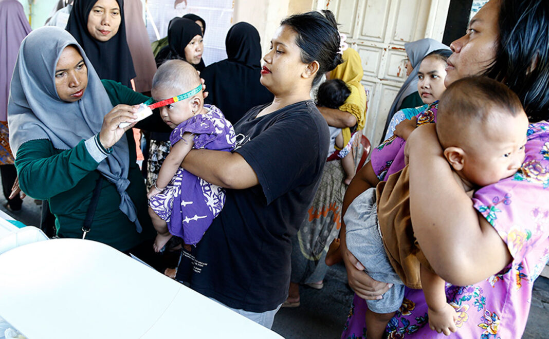 Sejumlah balita mendapatkan pemeriksaan kesehatan gratis hingga imunisasi lengkap, di Posyandu Keluarga Garuda 06, Kelurahan Tegalsari, Surabaya, Jawa Timur, Senin (15/9).