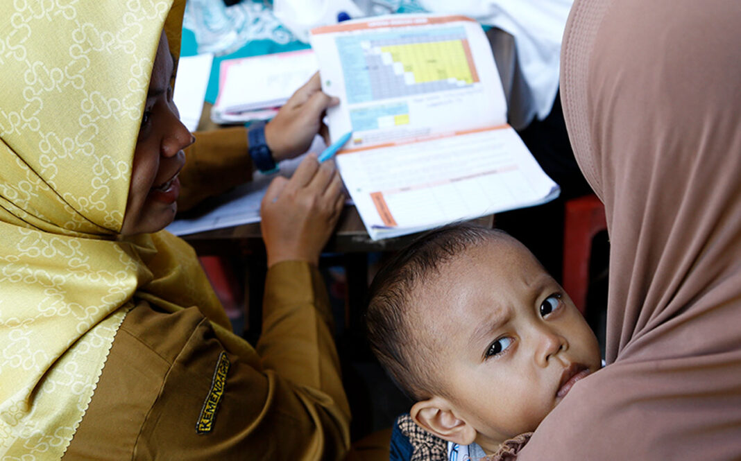 Sejumlah balita mendapatkan pemeriksaan kesehatan gratis hingga imunisasi lengkap, di Posyandu Keluarga Garuda 06, Kelurahan Tegalsari, Surabaya, Jawa Timur, Senin (15/9).