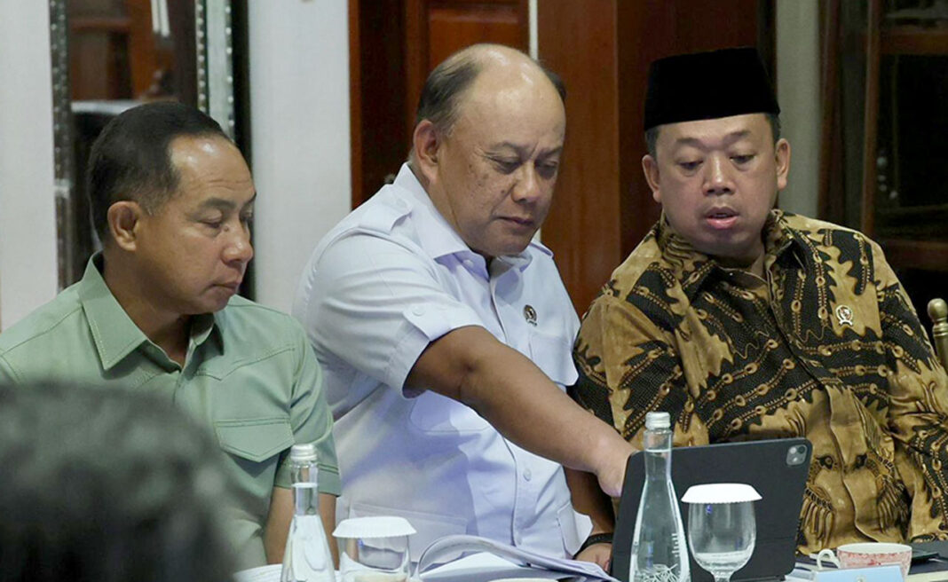 Presiden Prabowo Subianto memimpin rapat terbatas (Ratas) Kabinet Merah Putih, di Jalan Kertanegara, Jakarta, Minggu (28/9).