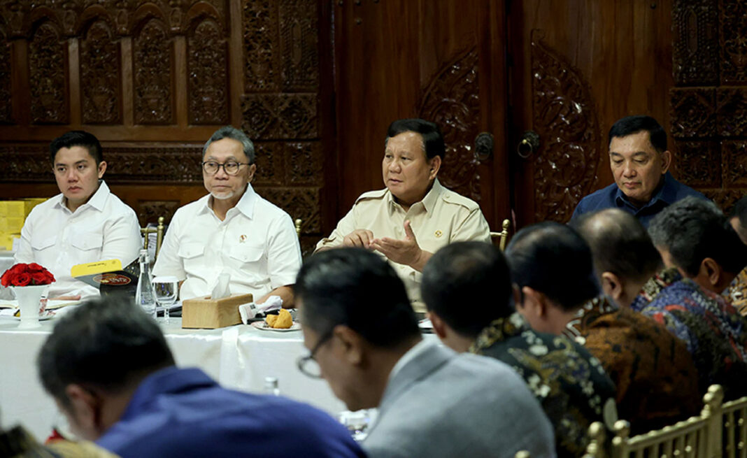 Presiden Prabowo Subianto memimpin rapat terbatas (Ratas) Kabinet Merah Putih, di Jalan Kertanegara, Jakarta, Minggu (28/9).