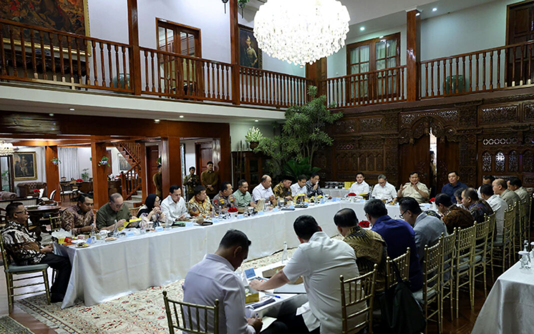 Presiden Prabowo Subianto memimpin rapat terbatas (Ratas) Kabinet Merah Putih di kediaman pribadi, di Jalan Kertanegara, Jakarta, Minggu (28/9).