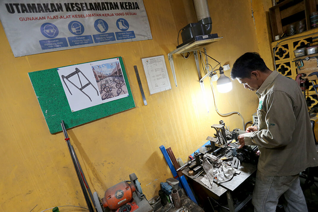 Proses pembuatan sepeda lipat, di rumah produksi sepeda Kreuz, Bandung, Jawa Barat, Minggu (14/9).
