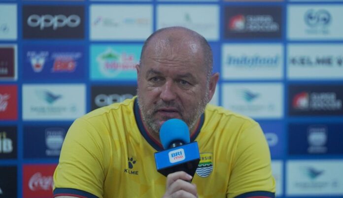 Pelatih Persib Bandung Hondak