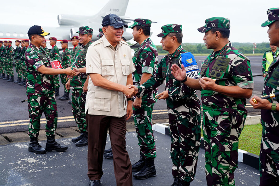 Menhan Sjafrie Sjamsoeddin didampingi Panglima TNI Jenderal Agus Subiyanto meninjau pelaksanaan altihan puncak Super Garuda Shield (SGS) 2025, di Pusat Latihan Tempur (Puslatpur) Baturaja, Sumatera Selatan, Rabu (3/9).