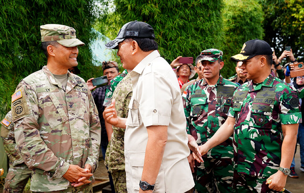 Menhan Sjafrie Sjamsoeddin didampingi Panglima TNI Jenderal Agus Subiyanto meninjau pelaksanaan altihan puncak Super Garuda Shield (SGS) 2025, di Pusat Latihan Tempur (Puslatpur) Baturaja, Sumatera Selatan, Rabu (3/9).