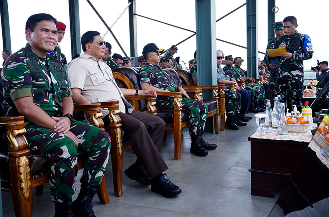 Menhan Sjafrie Sjamsoeddin didampingi Panglima TNI Jenderal Agus Subiyanto meninjau pelaksanaan altihan puncak Super Garuda Shield (SGS) 2025, di Pusat Latihan Tempur (Puslatpur) Baturaja, Sumatera Selatan, Rabu (3/9).