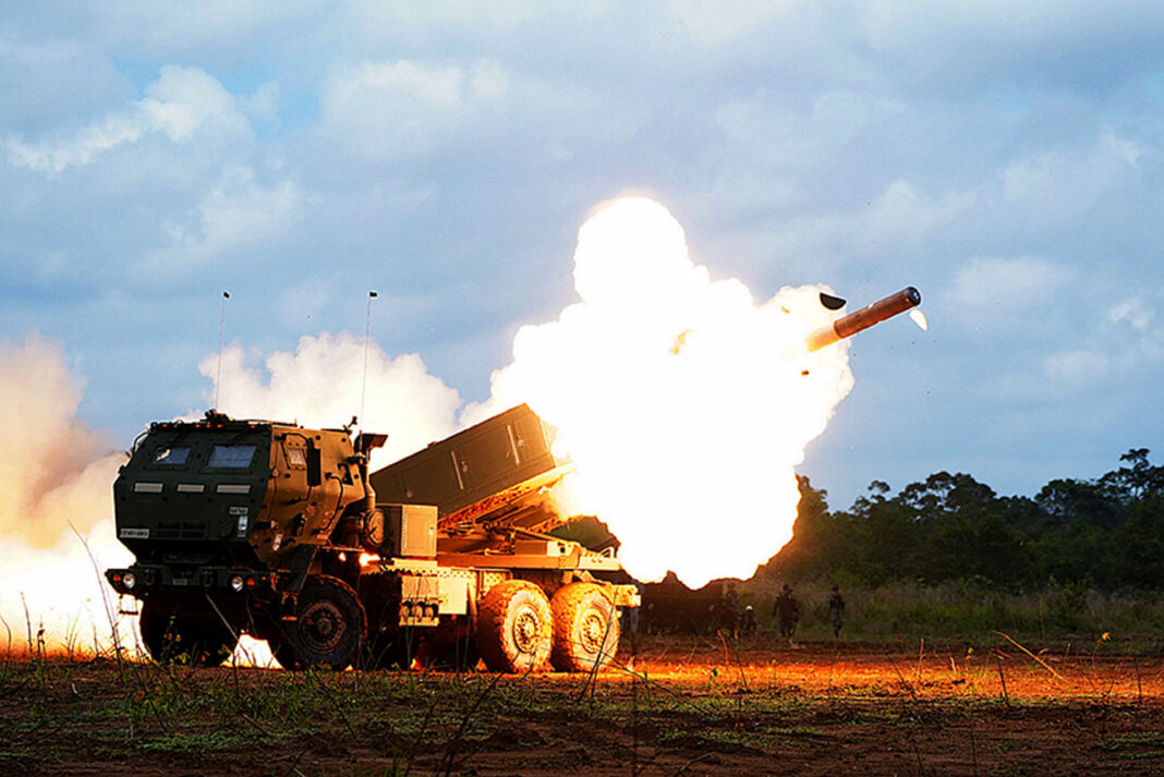 Menhan Sjafrie Sjamsoeddin didampingi Panglima TNI Jenderal Agus Subiyanto meninjau pelaksanaan altihan puncak Super Garuda Shield (SGS) 2025, di Pusat Latihan Tempur (Puslatpur) Baturaja, Sumatera Selatan, Rabu (3/9).