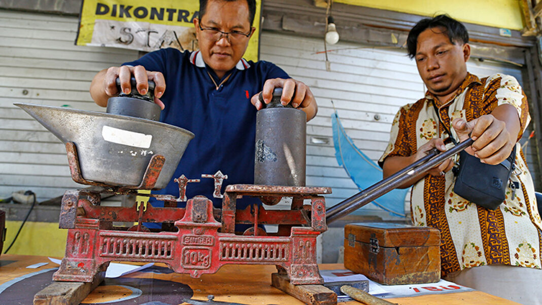 Berbagai jenis timbangan tradisional yang akan ditera atau tera ulang, di Pasar Gayungsari, Surabaya, Jawa Timur, Rabu (10/9).