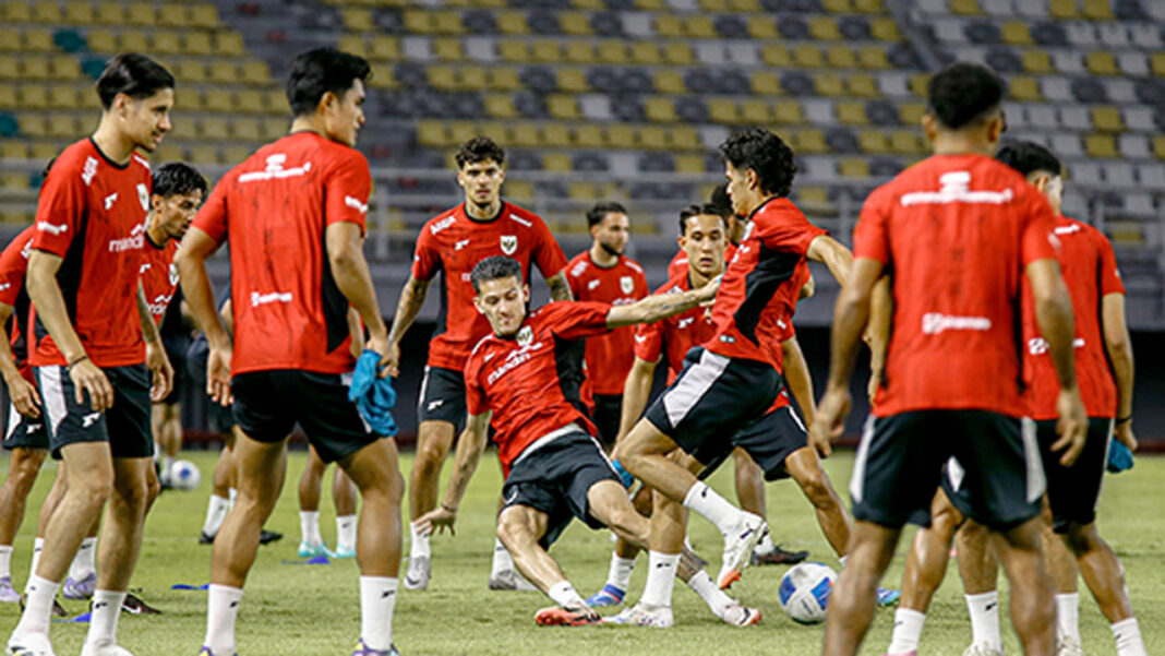 Tim Nasional Sepak Bola Indonesia melakukan latihan, di Stadion Gelora Bung Tomo, Surabaya, Jawa Timur, Kamis (4/9).