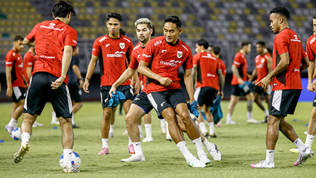 Tim Nasional Sepak Bola Indonesia melakukan latihan, di Stadion Gelora Bung Tomo, Surabaya, Jawa Timur, Kamis (4/9).