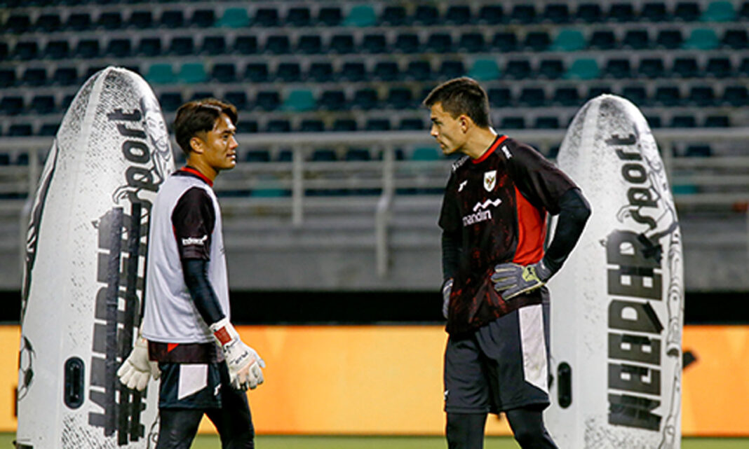 Tim Nasional Sepak Bola Indonesia melakukan latihan, di Stadion Gelora Bung Tomo, Surabaya, Jawa Timur, Kamis (4/9).