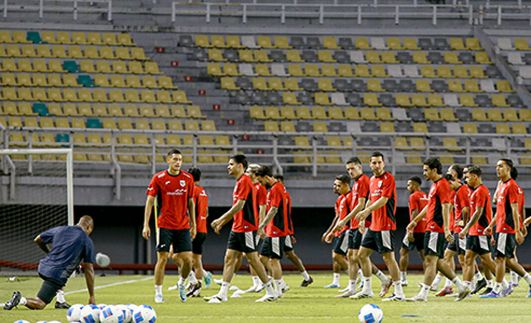 Tim Nasional Sepak Bola Indonesia melakukan latihan, di Stadion Gelora Bung Tomo, Surabaya, Jawa Timur, Kamis (4/9).