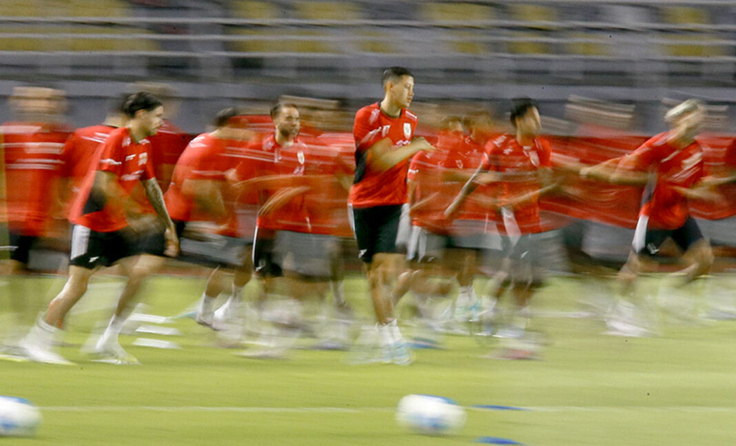Tim Nasional Sepak Bola Indonesia melakukan latihan, di Stadion Gelora Bung Tomo, Surabaya, Jawa Timur, Kamis (4/9).