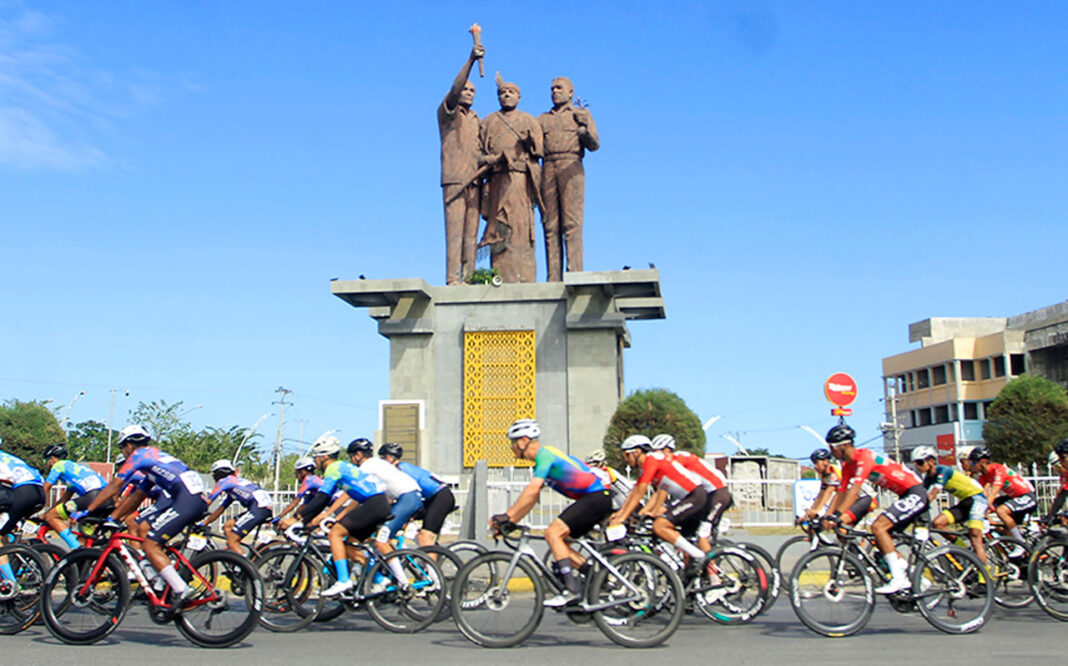 Sejumlah pembalap sepeda melintas di Kota Kupang dalam event Tour de Entete 2025, etape I, di Kupang, NTT, Rabu (10/9).