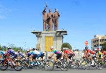 Sejumlah pembalap sepeda melintas di Kota Kupang dalam event Tour de Entete 2025, etape I, di Kupang, NTT, Rabu (10/9).