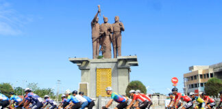 Sejumlah pembalap sepeda melintas di Kota Kupang dalam event Tour de Entete 2025, etape I, di Kupang, NTT, Rabu (10/9).