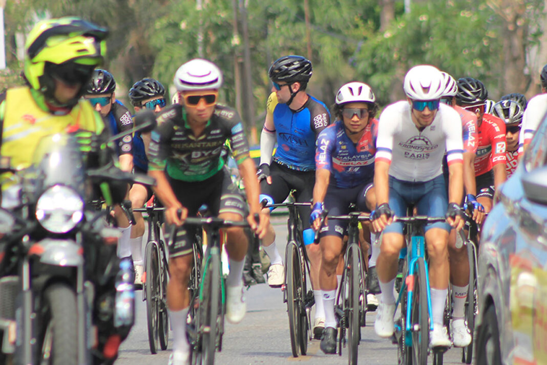 Sejumlah pembalap sepeda melintas di Kota Kupang dalam event Tour de Entete 2025, etape I, di Kupang, NTT, Rabu (10/9).