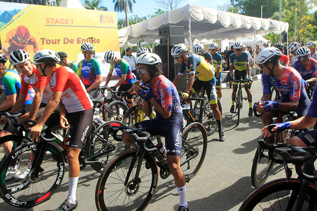 Sejumlah pembalap sepeda melintas di Kota Kupang dalam event Tour de Entete 2025, etape I, di Kupang, NTT, Rabu (10/9).