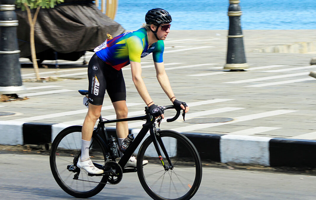 Sejumlah pembalap sepeda melintas di Kota Kupang dalam event Tour de Entete 2025, etape I, di Kupang, NTT, Rabu (10/9).
