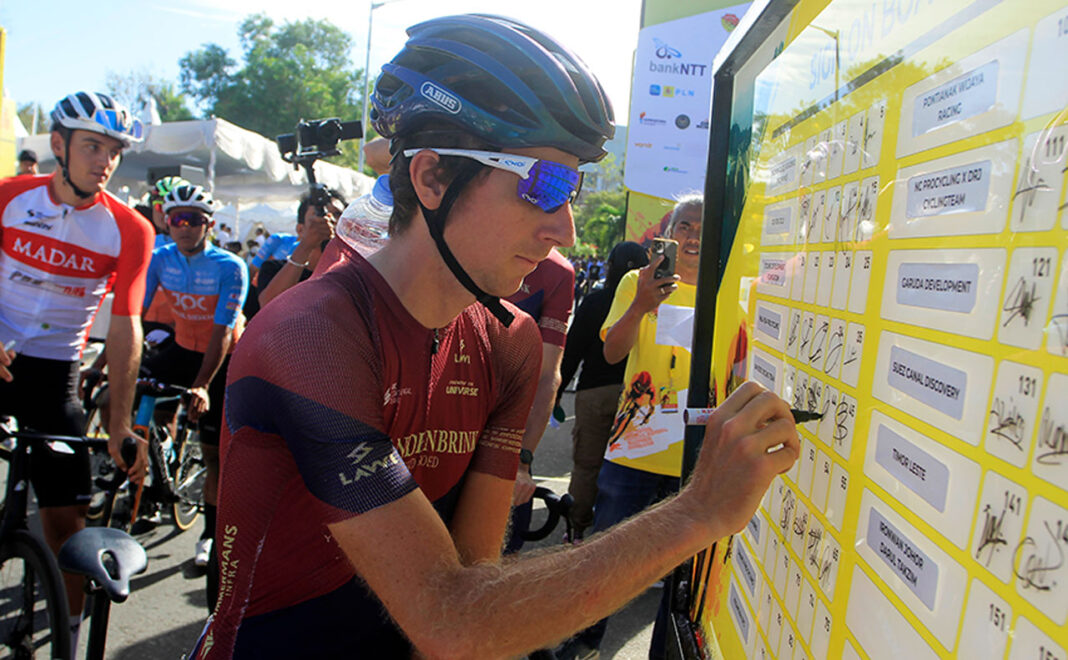 Sejumlah pembalap sepeda melintas di Kota Kupang dalam event Tour de Entete 2025, etape I, di Kupang, NTT, Rabu (10/9).
