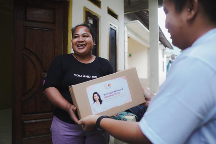 Penyerahan bantuan korban banjir