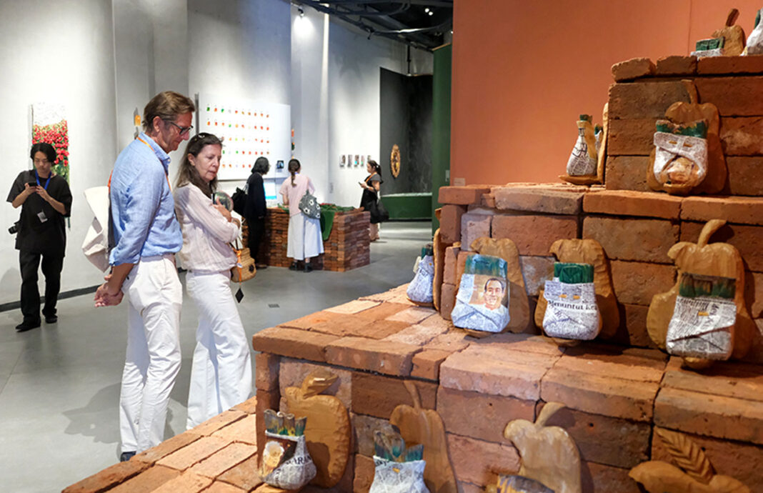 Pameran Art & Bali 2025 menggelar berbagai produk kesenian dan karya seni instalasi, di Tabanan, Bali, Jumat (12/9).