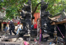 Tim Gabungan membersihkan lumpur dan material pascabanjir, di Denpasar, Bali, Kamis (11/9).