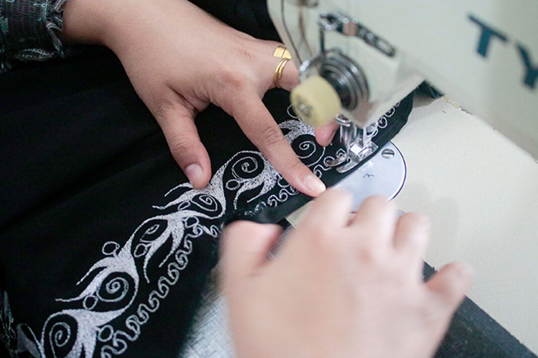 UMKM seni bordir khas Aceh memproduksi berbagai jenis bordir dengan sentuhan modern, di Banda Aceh, Aceh, Sabtu (13/9).