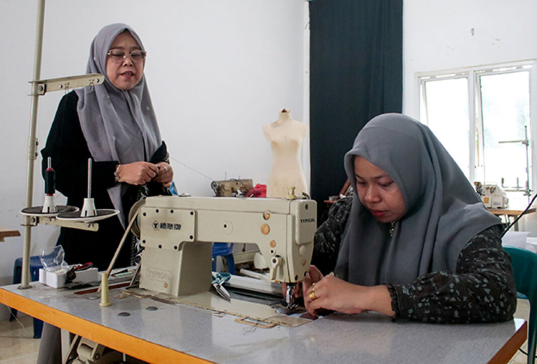 UMKM seni bordir khas Aceh memproduksi berbagai jenis bordir dengan sentuhan modern, di Banda Aceh, Aceh, Sabtu (13/9).
