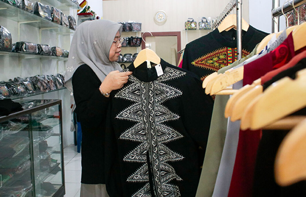 UMKM seni bordir khas Aceh memproduksi berbagai jenis bordir dengan sentuhan modern, di Banda Aceh, Aceh, Sabtu (13/9).