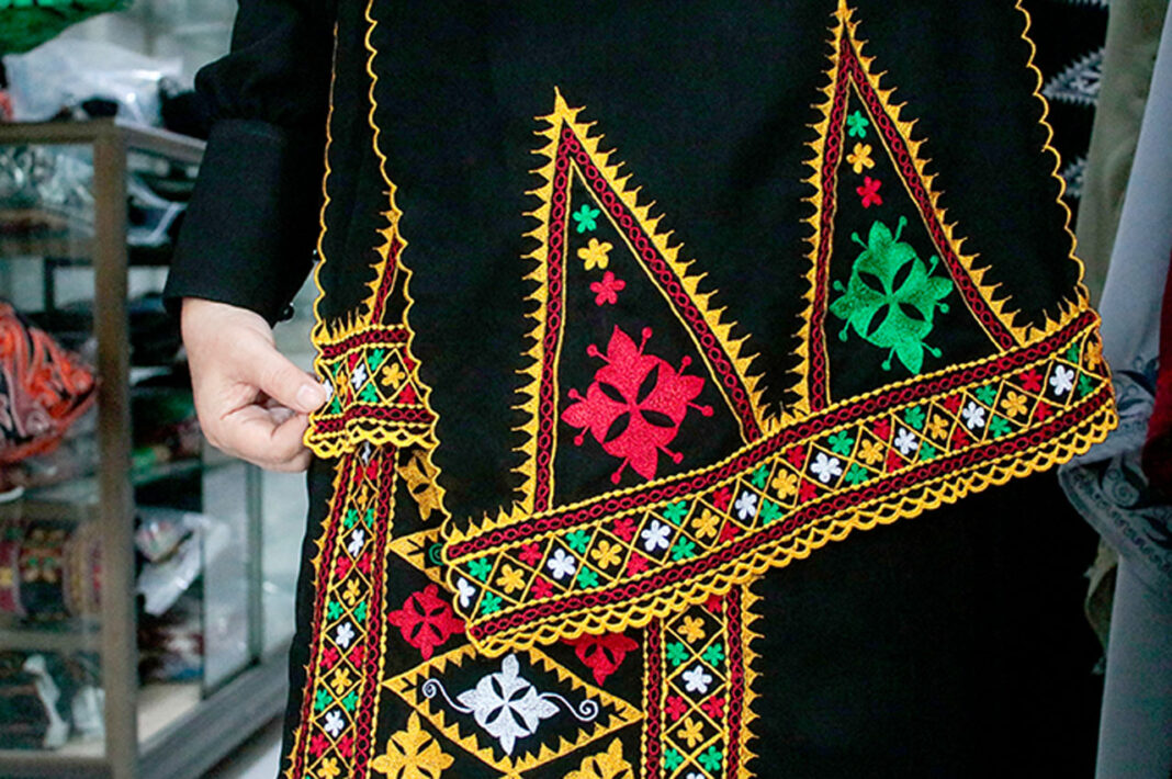 UMKM seni bordir khas Aceh memproduksi berbagai jenis bordir dengan sentuhan modern, di Banda Aceh, Aceh, Sabtu (13/9).