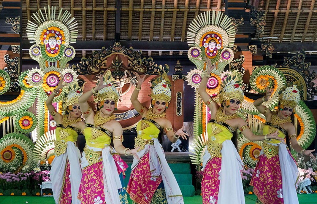 Wisatawan mancanegara mengunjungi Pura Taman Ayun, di Badung, Bali, Minggu (28/9).