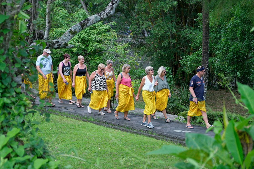 Wisatawan mancanegara mengunjungi Pura Taman Ayun, di Badung, Bali, Minggu (28/9).