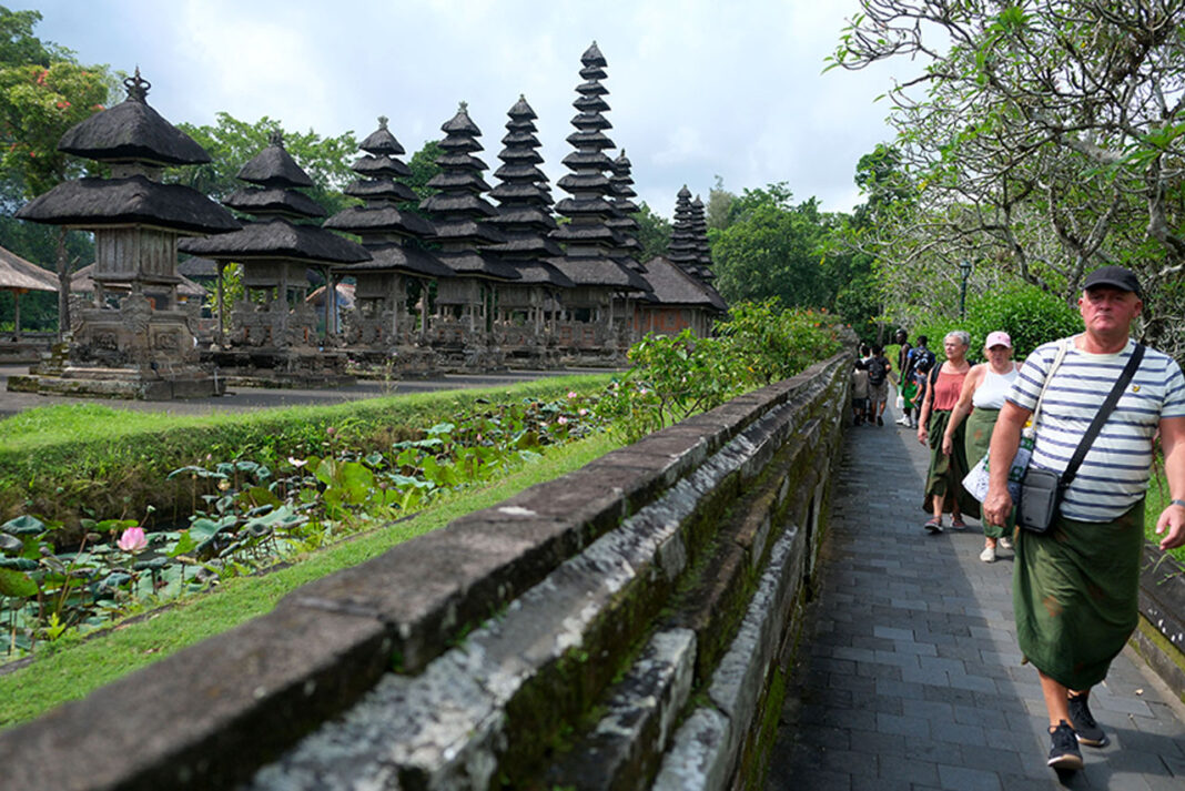 Wisatawan mancanegara mengunjungi Pura Taman Ayun, di Badung, Bali, Minggu (28/9).