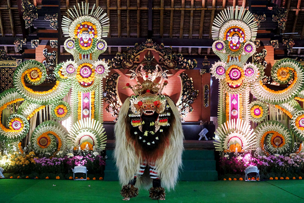 Wisatawan mancanegara mengunjungi Pura Taman Ayun, di Badung, Bali, Minggu (28/9).