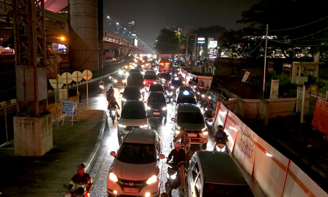 Kepadatan kendaraan roda dua dan roda empat, di Jalan TB Simatupang, Rabu (17/9).