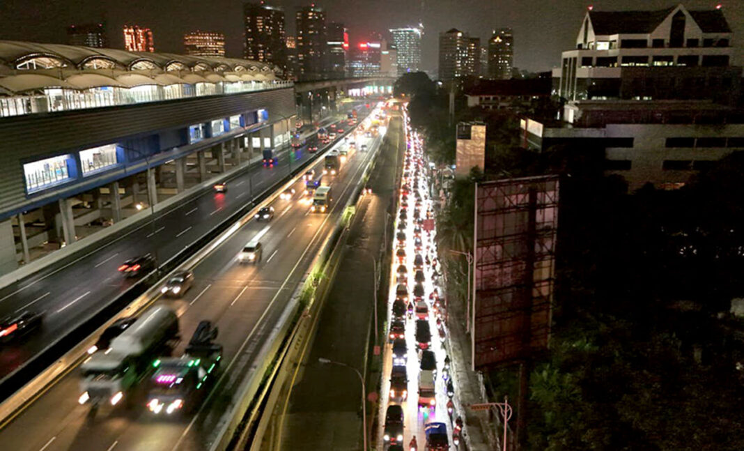 Kepadatan kendaraan roda dua dan roda empat, di Jalan TB Simatupang, Rabu (17/9).