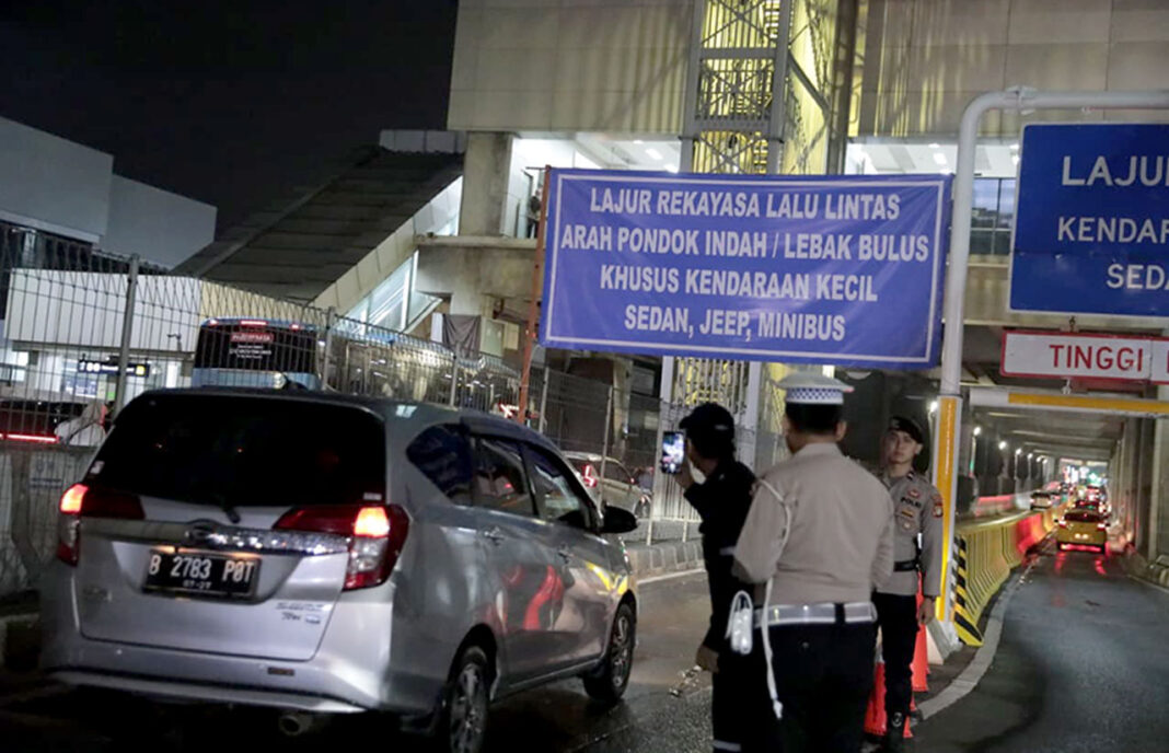 Kepadatan kendaraan roda dua dan roda empat, di Jalan TB Simatupang, Rabu (17/9).