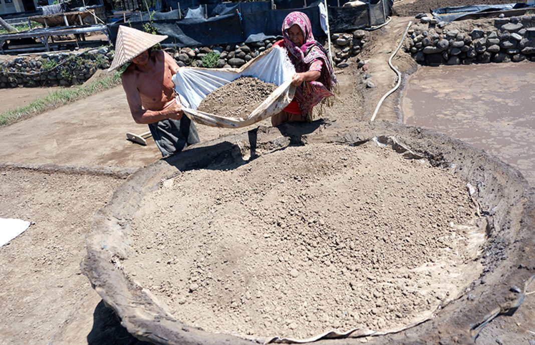 Petani garam tradisional, di Desa Les, Buleleng, Bali, Jumat (19/9).