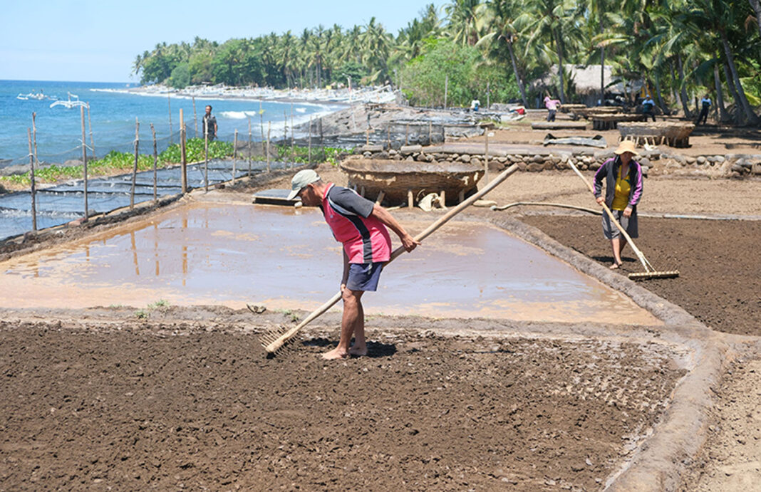 Petani garam tradisional, di Desa Les, Buleleng, Bali, Jumat (19/9).