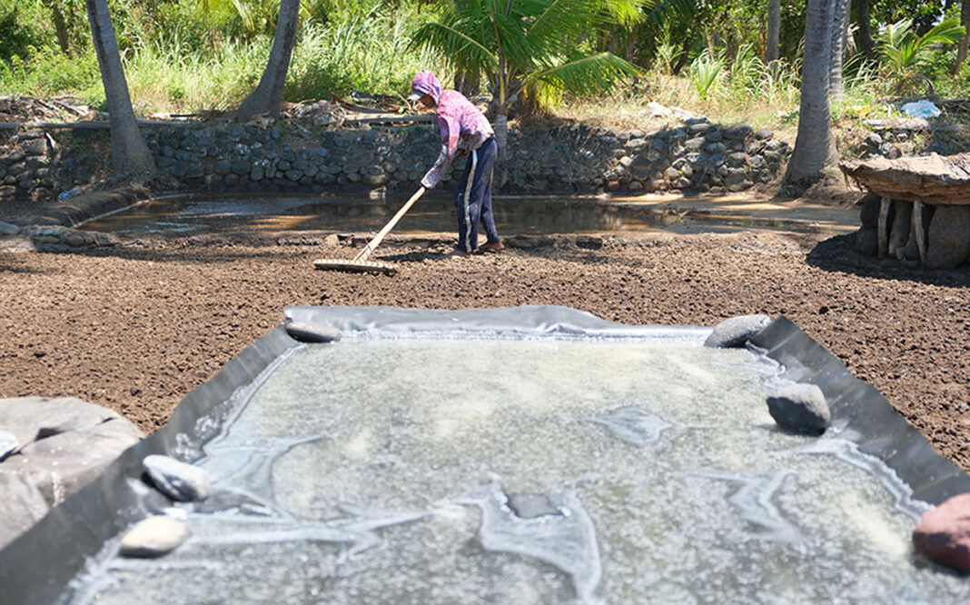 Petani garam tradisional, di Desa Les, Buleleng, Bali, Jumat (19/9).