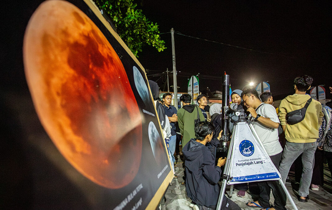 Warga kota Yogyakarta menyaksikan fenomena alam Gerhana Bulan Total, di Yogyakarta, Senin (8/9).