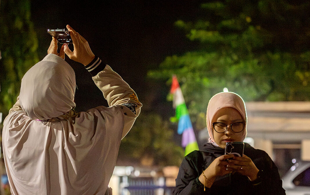 Warga kota Yogyakarta menyaksikan fenomena alam Gerhana Bulan Total, di Yogyakarta, Senin (8/9).