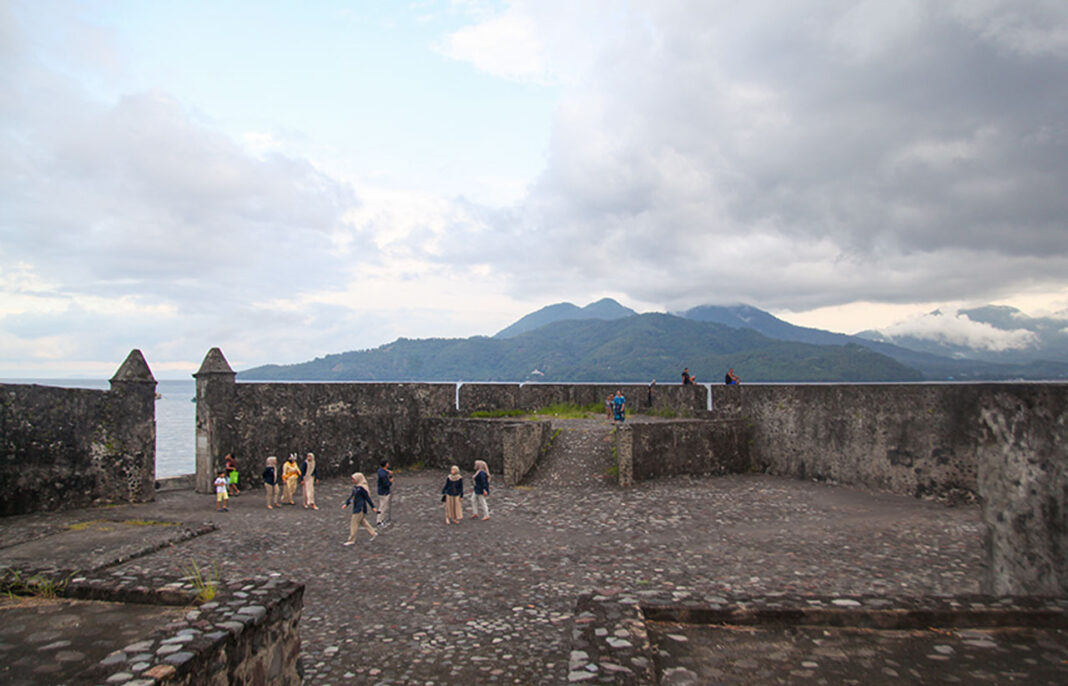 Wisatawan mengunjungi Benteng Kalamata, di Kota Ternate, Maluku Utara, Rabu (17/9).
