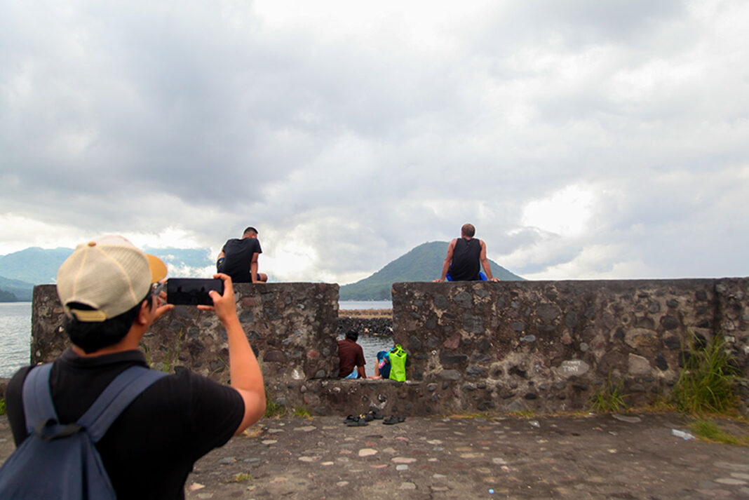 Wisatawan mengunjungi Benteng Kalamata, di Kota Ternate, Maluku Utara, Rabu (17/9).