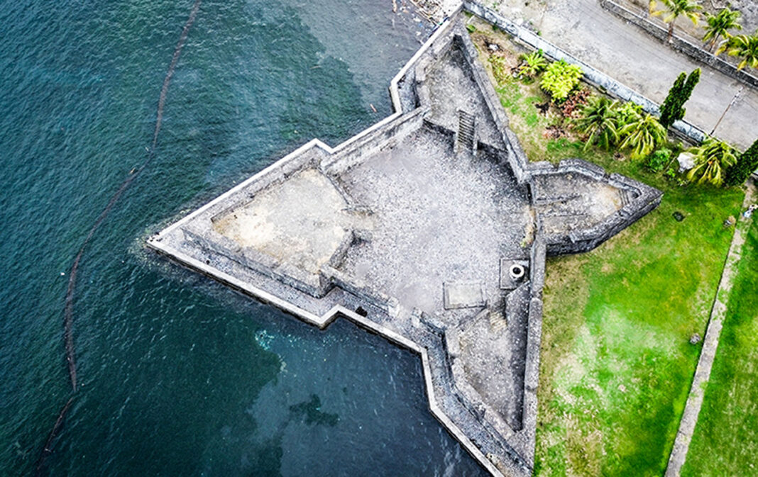Wisatawan mengunjungi Benteng Kalamata, di Kota Ternate, Maluku Utara, Rabu (17/9).